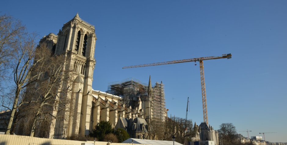 Publiek ontzag (bij de heropening van de Notre Dame)